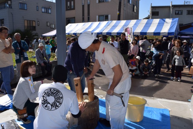 ?餅つきふるまい[1]